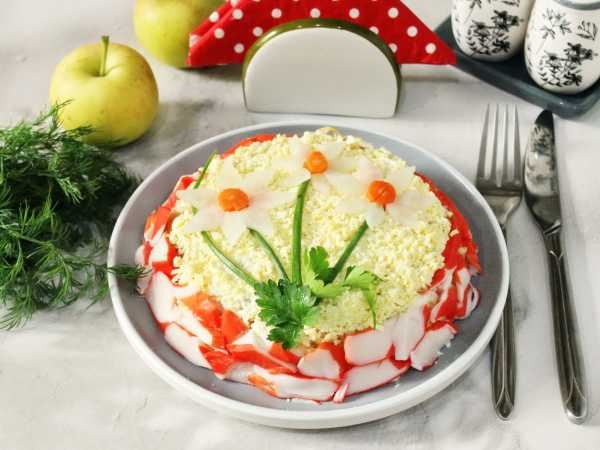 Салат «Нарцисс» с крабовыми палочками и яблоком
