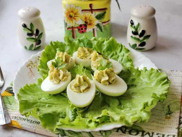 Яйца, фаршированные луком и желтком