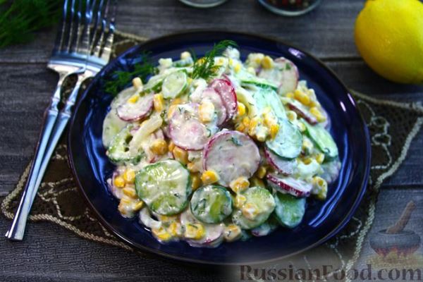 Салат из огурцов, редиса, кукурузы и лука
