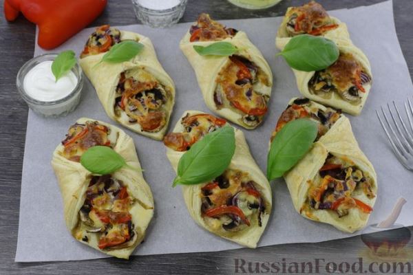 Слойки с грибами, сладким перцем и сыром
