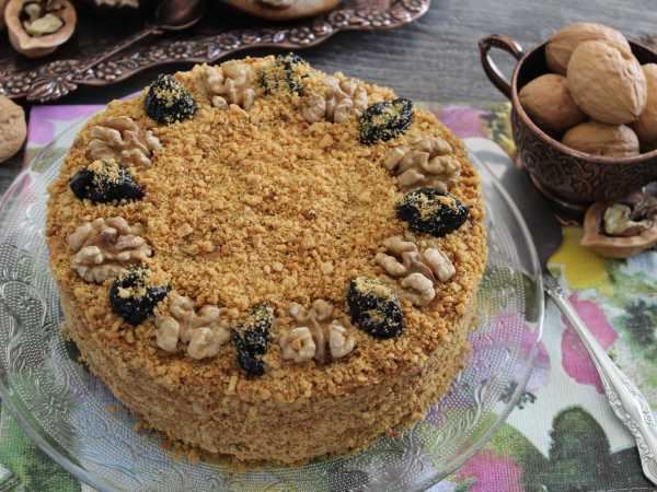 Медовик с черносливом и грецкими орехами