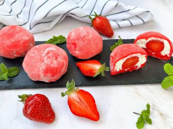 Моти с клубникой