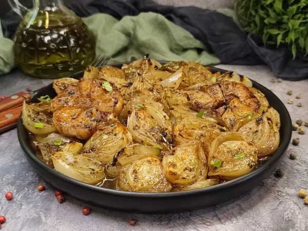 Запеченный лук с чесноком в духовке