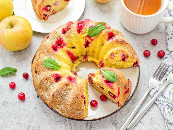 Кекс с яблоками и клюквой