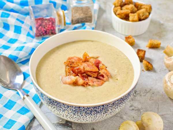 Сливочный суп с беконом и грибами