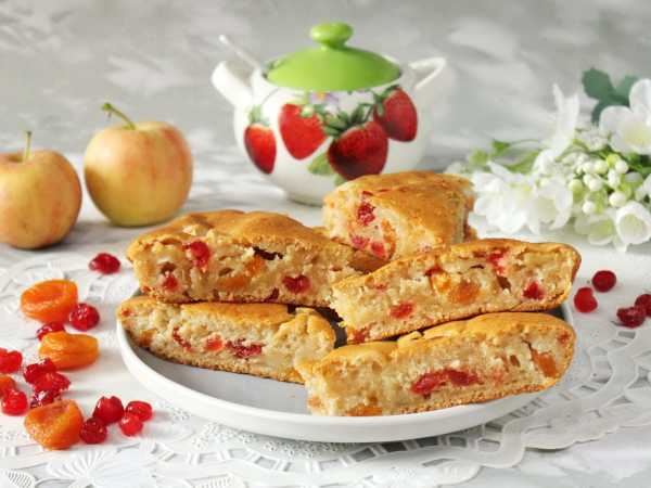 Постный пирог с яблоками и сухофруктами